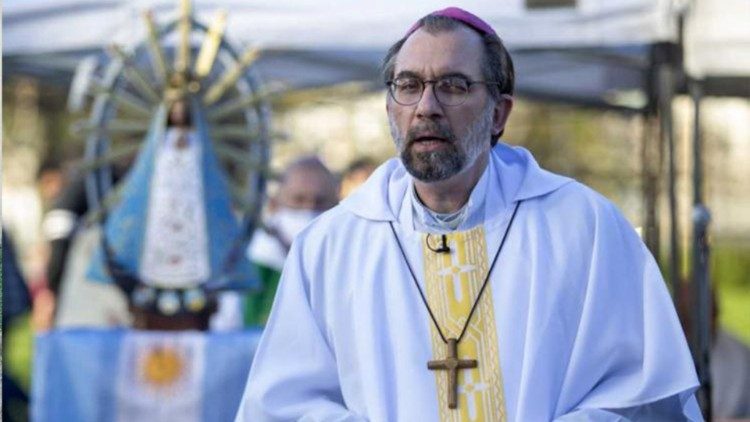 Gustavo Oscar Carrara Asume como Nuevo Arzobispo de La Plata: Un "Cura Villero" con una Misión Pastoral