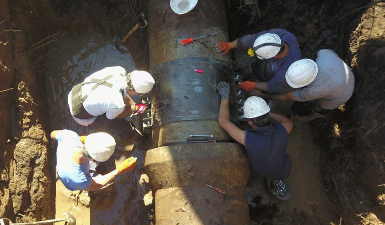 ABSA inicia reparaciones por rotura de cañería en La Plata con cortes de agua en varios barrios