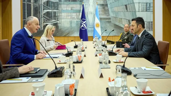 A un año de gestión - La Defensa Nacional en la Política Exterior de Argentina