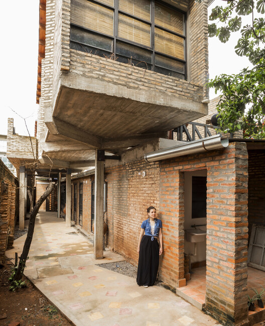 Narrativas sin pulir: Materiales expuestos en la vivienda asequible de América Latina