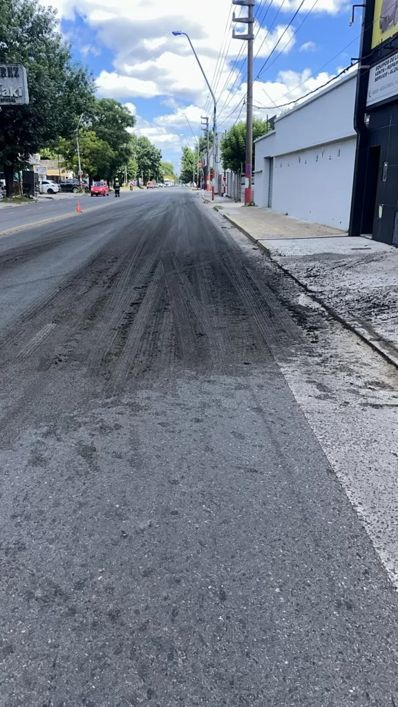 Accidente en La Plata: Camión Derrama Barro Contaminado y Causa Alarma en la Zona