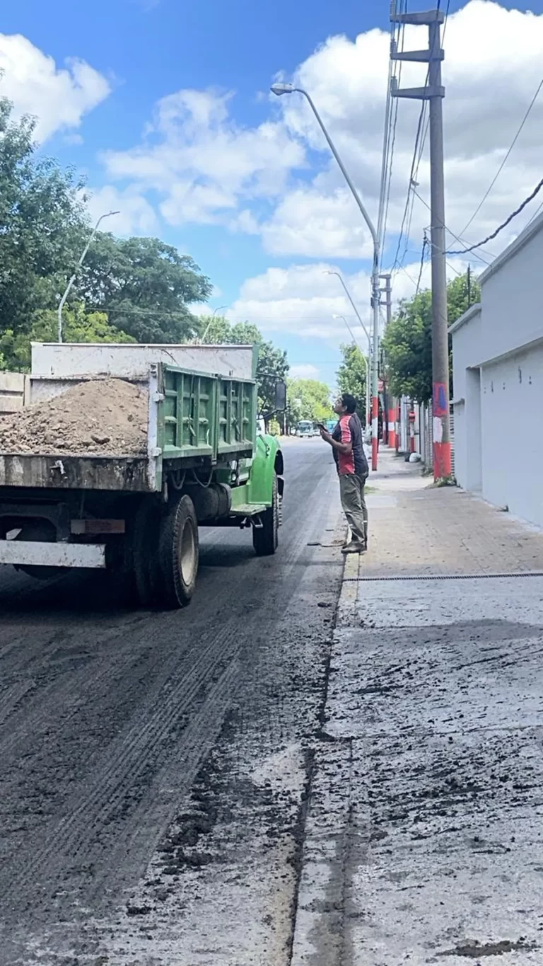 Accidente en La Plata: Camión Derrama Barro Contaminado y Causa Alarma en la Zona