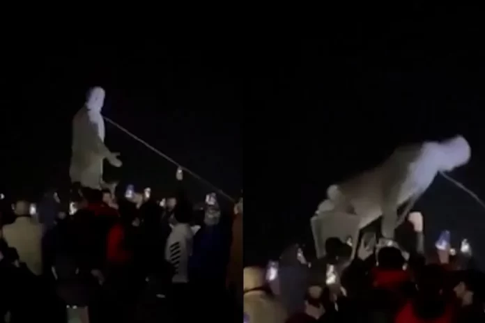 Manifestantes sirios derriban una estatua del padre de Al Assad en la ciudad sitia de Homs