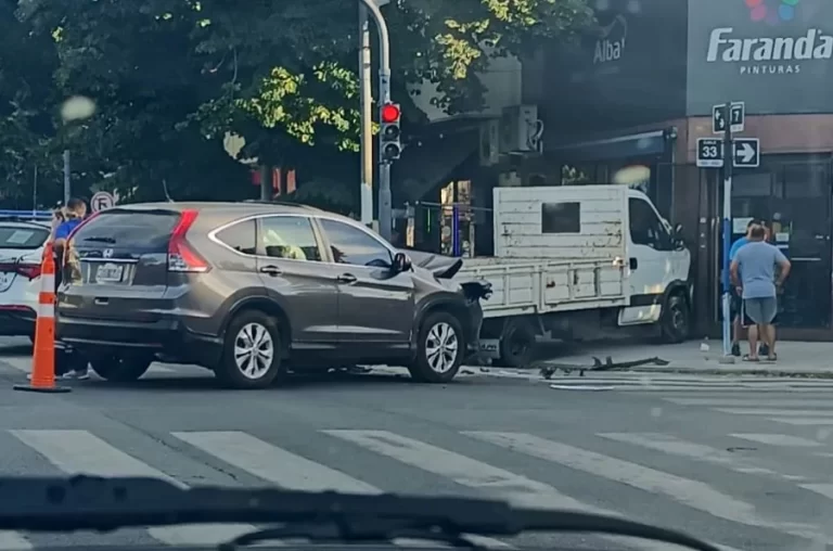 Choque en pleno centro de La Plata: un camión terminó incrustado en un local