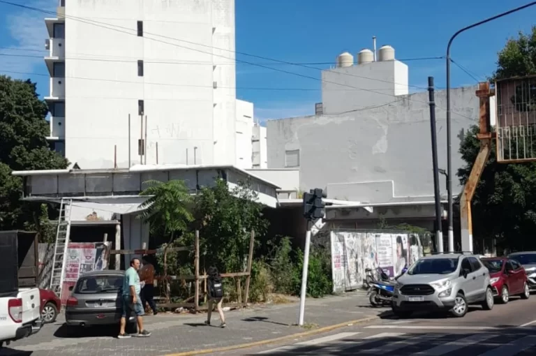 Incendio en la vieja estación de 1 y 60 en La Plata: tensa madrugada en el centro de la ciudad