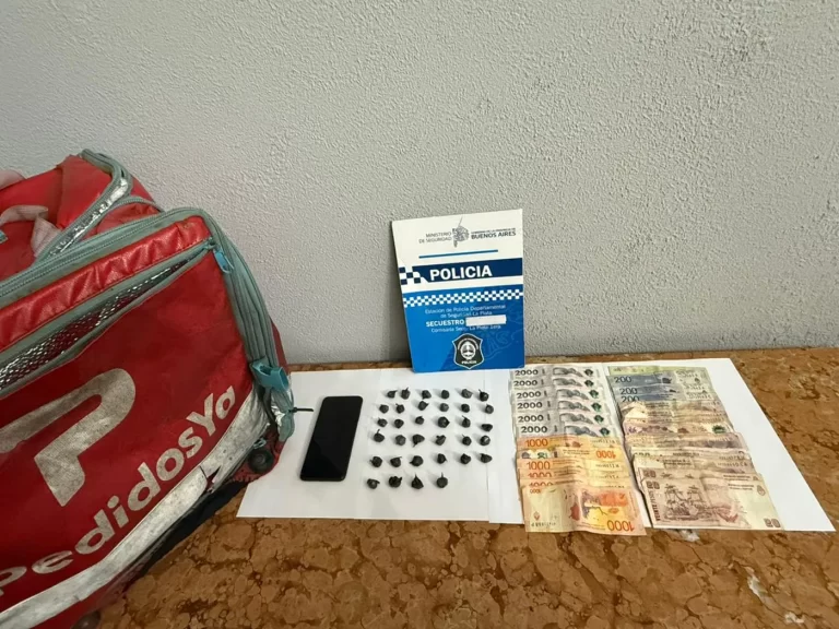 Detienen a un falso repartidor de Pedidos Ya en pleno centro de La Plata: llevaba cocaína en su mochila