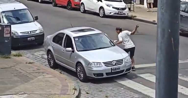 Tenso cruce en La Plata: motociclista amenazó a un automovilista con una cadena en pleno centro