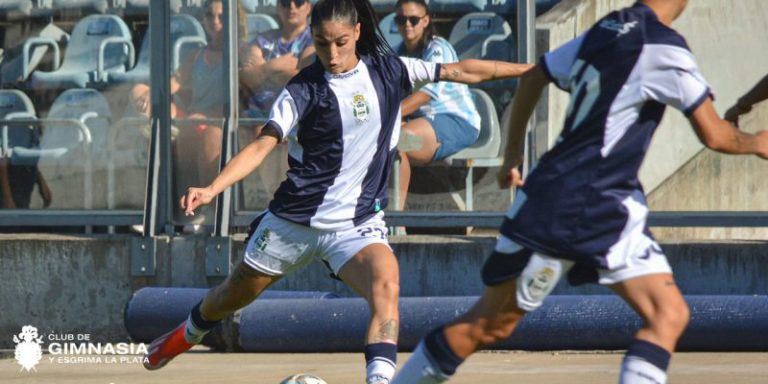 Este fútbol más suave, familiar y semiprofesional: las chicas del Lobo y Racing en el debut