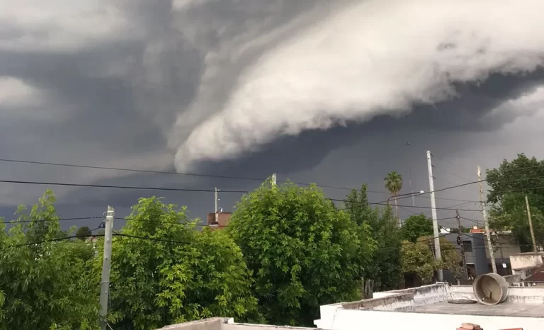 Clima en La Plata: Alerta por lluvias intensas, ráfagas y posible caída de granizo