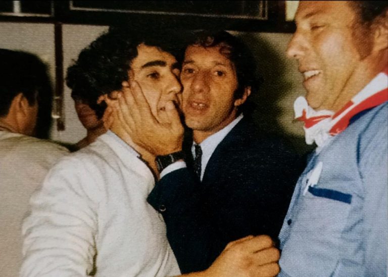 El beso de campeón de Bilardo al hijo de Zubeldía, hace 42 años: un Pincha dueño del Torneo “Soberanía Nacional”