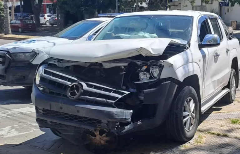 Fuerte choque en La Plata: un auto y una camioneta impactaron y terminaron sobre la vereda