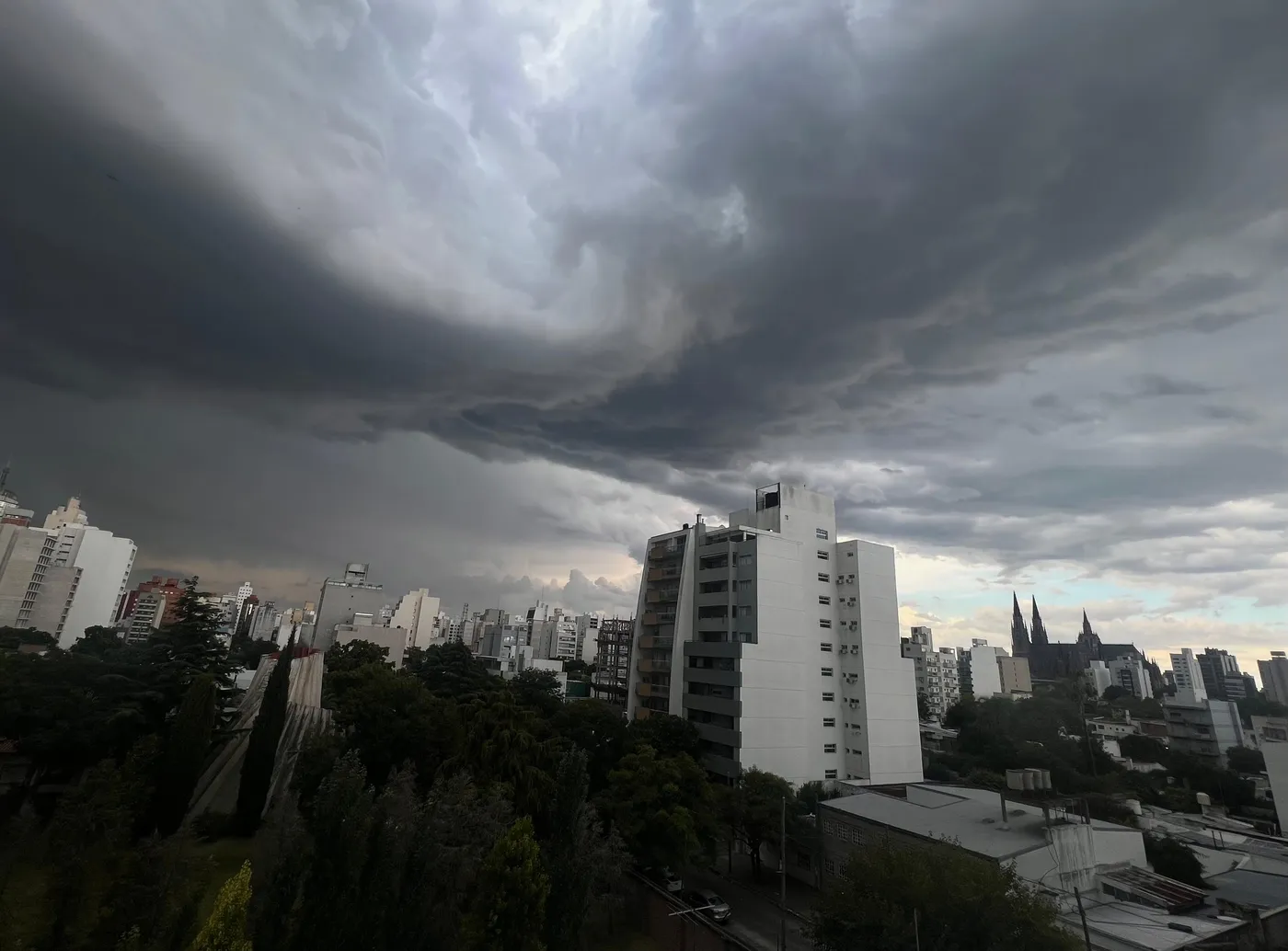 Alerta naranja en La Plata: activan operativo de prevención y centros de evacuación