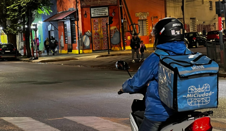 Violento ataque: Trabajador de Mi Ciudad fue perseguido y golpeado por repartidores de Pedidos Ya