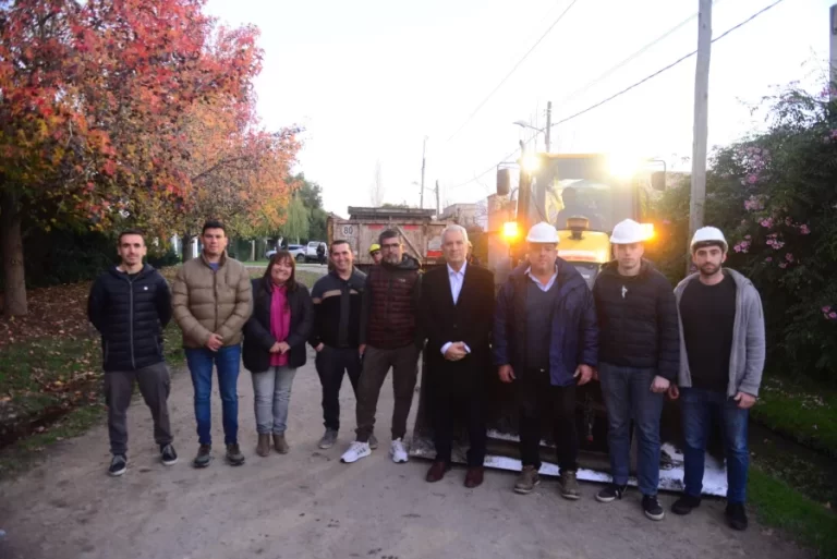 Alak puso en marcha la pavimentación de la calle 460 en City Bell y anunció mejoras urbanas en toda la ciudad