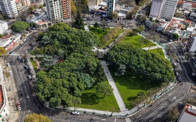 La Municipalidad prohibió estacionar en todo el perímetro de Plaza Rocha para mejorar la circulación