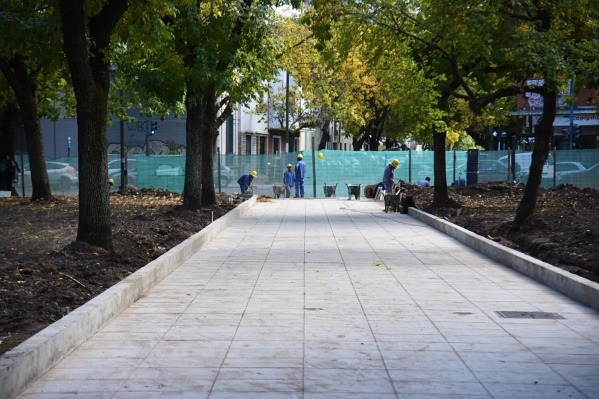 Avanza la puesta en valor de Plaza Rocha y comenzó la pavimentación del perímetro