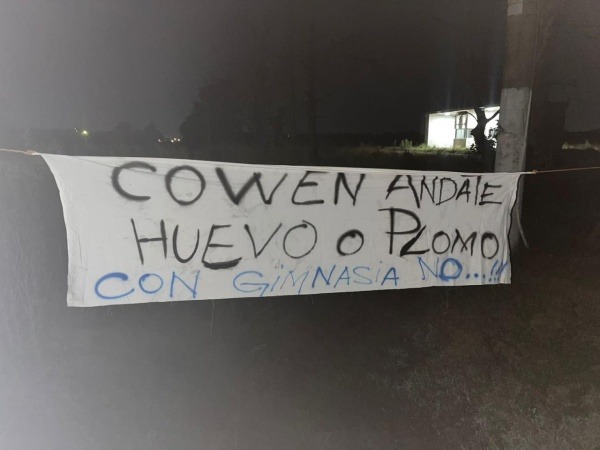 Crisis en Gimnasia: se fue Diego Flores y apareció una bandera amenazante contra Cowen