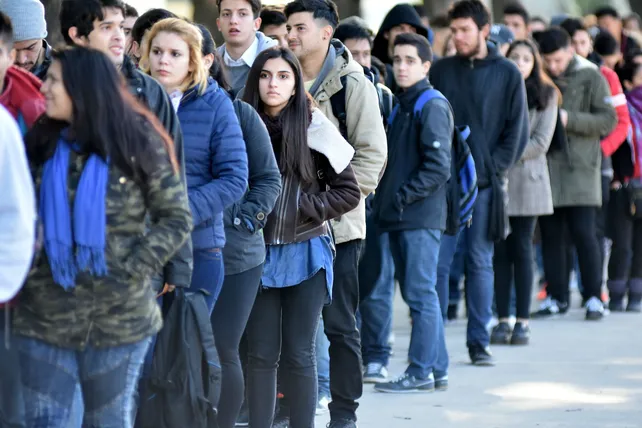 El empleo entre jóvenes cayó fuerte en la Provincia y crece la informalidad