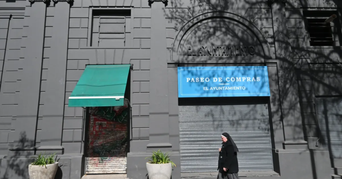 El municipio cerró el paseo de compras de El Ayuntamiento: los manteros se van a Villa Elvira
